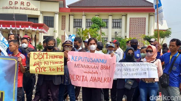 Demo buruh tolak kenaikan harga BBM di gedung DPRD Sukoharjo, Senin (5/9/2022).