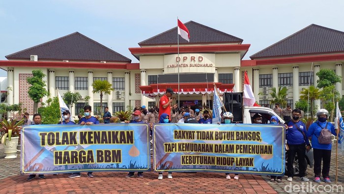 Demo buruh tolak kenaikan harga BBM di gedung DPRD Sukoharjo, Senin (5/9/2022).