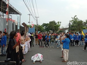 Mahasiswa Tasikmalaya Demo Tolak BBM Sambil Blokir Jalan