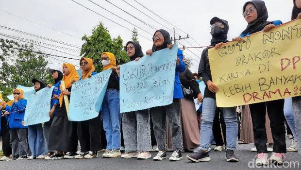 Demo mahasiswa tolak harga BBM naik di Bondowoso