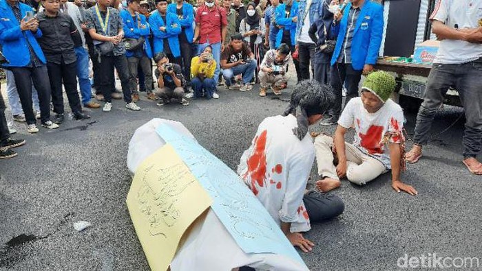 Demo mahasiswa tolak harga BBM naik di Bondowoso