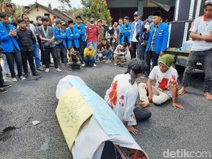 Mahasiswa Bondowoso Demo Harga BBM Naik, Bawa Keranda-Blokir Jalan