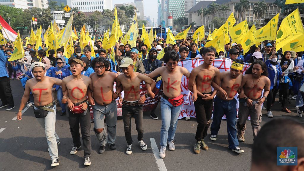 Sejumlah mahasiswa dari berbagai organisasi ekstra kampus melakukan aksi demo di Kawasan Patung Kuda, Jakarta, Senin (5/9/2022). Berbagai elemen mahasiswa menggelar aksi demonstrasi menolak kenaikan harga Bahan Bakar Minyak (BBM). (CNBC Indonesia/ Muhammad Sabki)