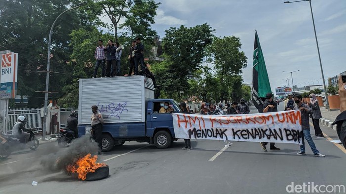 Demo mahasiswa UNM di Jalan AP Pettarani, Makassar.