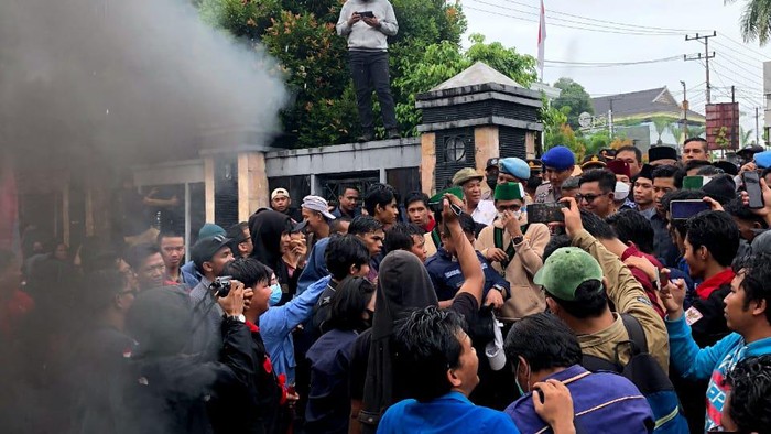 Demo ricuh mahasiswa di DPRD Tarakan.