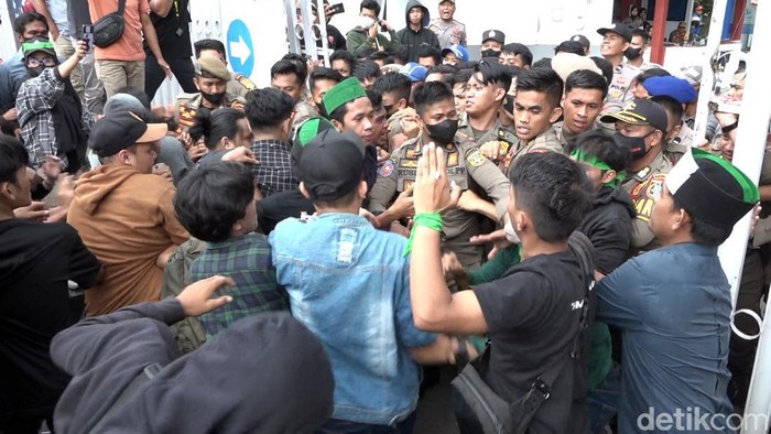 Demo tolak harga BBM naik di Polman sempat ricuh.