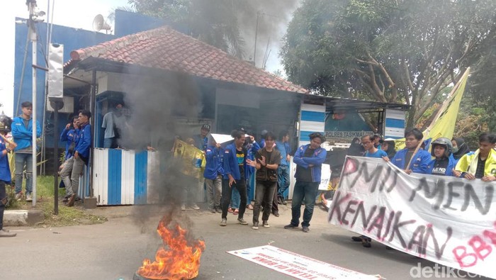 Demo tolak kenaikan BBM di Tasikmalaya.