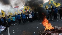 Massa berorasi di sekeliling ban yang dibakar.