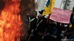 Demo Tolak Kenaikan BBM, Massa Mahasiswa Bakar Ban di Patung Kuda
