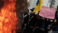 Massa mahasiswa menolak kenaikan harga BBM.