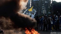 Massa terdiri dari unsur HMI, PMII, dan sejumlah gerakan lainnya.