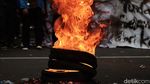 Demo Tolak Kenaikan BBM, Massa Mahasiswa Bakar Ban di Patung Kuda