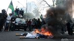 Demo Tolak Kenaikan BBM, Massa Mahasiswa Bakar Ban di Patung Kuda