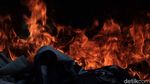 Demo Tolak Kenaikan BBM, Massa Mahasiswa Bakar Ban di Patung Kuda
