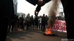 Demo Tolak Kenaikan BBM, Massa Mahasiswa Bakar Ban di Patung Kuda