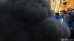 Demo Tolak Kenaikan BBM, Massa Mahasiswa Bakar Ban di Patung Kuda