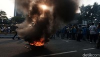 Sebelumnya, sejumlah elemen masyarakat menggelar demo memprotes kenaikan harga bahan bakar minyak (BBM). Hari ini, demo massa memprotes kenaikan harga BBM akan digelar di sembilan titik wilayah Jakarta Pusat.