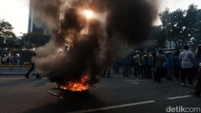 Demo Tolak Kenaikan BBM, Massa Mahasiswa Bakar Ban Mahasiswa menggelar demonstrasi memprotes kenaikan harga bahan bakar minyak (BBM) di Patung Kuda, Jalan Merdeka Barat, Jakpus. Massa membakar ban dan keranda mayat.