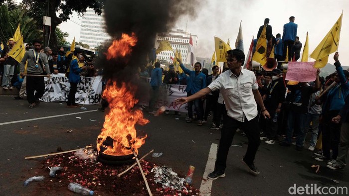 Mahasiswa menggelar demonstrasi memprotes kenaikan harga bahan bakar minyak (BBM) di Patung Kuda, Jalan Merdeka Barat, Jakpus. Massa membakar ban dan keranda mayat.