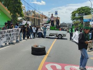 Demo Harga BBM Naik, Mahasiswa di Parepare Tutup Jalan Poros ke Pinrang