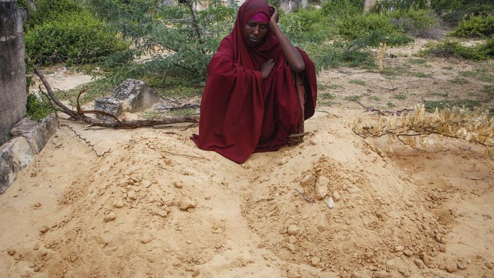 Derita Anak-anak Somalia Dihantui Gizi Buruk Nurto Mohamud Ali, 45, who fled the drought-stricken Lower Shabelle region, sits next to her malnourished son Mohamud Hussein, 2, at a camp for the displaced on the outskirts of Mogadishu, Somalia Saturday, Sept. 3, 2022. Millions of people in the Horn of Africa region are going hungry because of drought, and thousands have died, with Somalia especially hard hit because it sourced at least 90 percent of its grain from Ukraine and Russia before Russia invaded Ukraine. (AP Photo/Farah Abdi Warsameh)