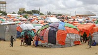 Tenda pengungsi yang sangat sederhana mirip gubuk liar. Saat ini Somalia sedang mengalami krisis kekeringan parah dan merupakan yang terburuk dalam satu dekade terakhir.   