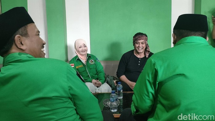 Dicky Chandra (baju hitam) saat mendampingi sang istri mendaftar jadi kader PPP.