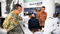 Direktur Utama PT Bank Tabungan Negara (Persero) Tbk. Haru Koesmahargyo (kiri), didampingi Komisaris BTN Heru Budi Hartono dan Kepala Cabang BTN Jakarta Harmoni Tiana Elma Hetty menyapa nasabah di Kantor Cabang Jakarta Harmoni, Senin (5/9). 