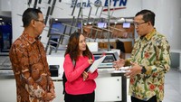 Dalam rangka Hari Pelanggan Nasional, jajaran Direksi dan Komisaris Bank BTN terjun langsung melayani para nasabah di beberapa Kantor Cabang perseroan. 