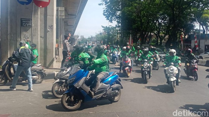 Driver ojol di Makassar konvoi memberikan dukungan kepada mahasiswa yang menggelar unjuk rasa.