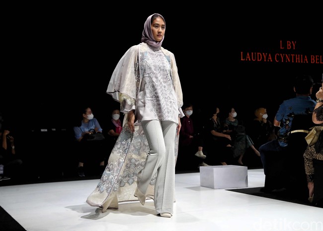 Lebih dari 30 brand dan desainer lokal memamerkan karyanya di JF3 Fashion Festival 2022 yang digelar di La Piazza, Kelapa Gading, Jakarta Utara. Para desainer dan brand lokal ini menghadirkan ragam busana menarik dengan ciri khas masing-masing. Foto: Pradita Utama/Detikcom