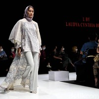 Lebih dari 30 brand dan desainer lokal memamerkan karyanya di JF3 Fashion Festival 2022 yang digelar di La Piazza, Kelapa Gading, Jakarta Utara. Para desainer dan brand lokal ini menghadirkan ragam busana menarik dengan ciri khas masing-masing. Foto: Pradita Utama/Detikcom