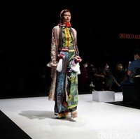 Lebih dari 30 brand dan desainer lokal memamerkan karyanya di JF3 Fashion Festival 2022 yang digelar di La Piazza, Kelapa Gading, Jakarta Utara. Para desainer dan brand lokal ini menghadirkan ragam busana menarik dengan ciri khas masing-masing. Foto: Pradita Utama/Detikcom