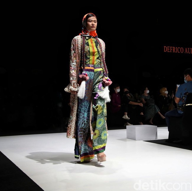 Lebih dari 30 brand dan desainer lokal memamerkan karyanya di JF3 Fashion Festival 2022 yang digelar di La Piazza, Kelapa Gading, Jakarta Utara. Para desainer dan brand lokal ini menghadirkan ragam busana menarik dengan ciri khas masing-masing. Foto: Pradita Utama/Detikcom