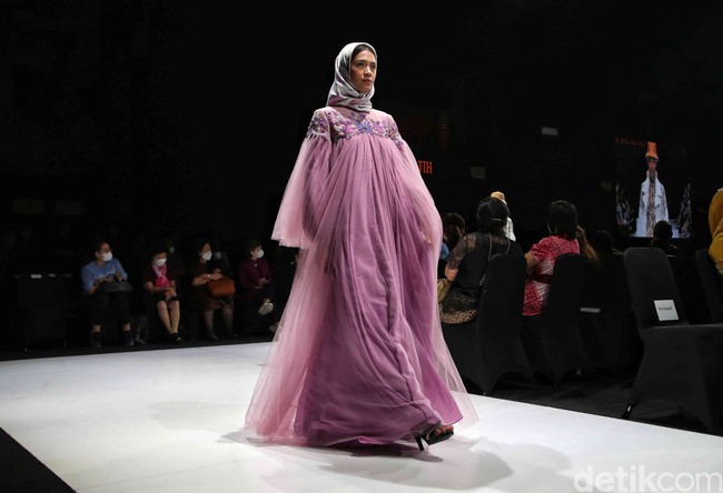 Lebih dari 30 brand dan desainer lokal memamerkan karyanya di JF3 Fashion Festival 2022 yang digelar di La Piazza, Kelapa Gading, Jakarta Utara. Para desainer dan brand lokal ini menghadirkan ragam busana menarik dengan ciri khas masing-masing. Foto: Pradita Utama/Detikcom