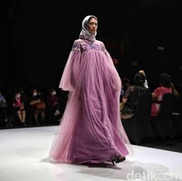 Lebih dari 30 brand dan desainer lokal memamerkan karyanya di JF3 Fashion Festival 2022 yang digelar di La Piazza, Kelapa Gading, Jakarta Utara. Para desainer dan brand lokal ini menghadirkan ragam busana menarik dengan ciri khas masing-masing. Foto: Pradita Utama/Detikcom