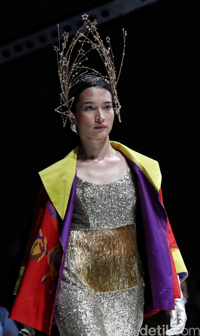 Lebih dari 30 brand dan desainer lokal memamerkan karyanya di JF3 Fashion Festival 2022 yang digelar di La Piazza, Kelapa Gading, Jakarta Utara. Para desainer dan brand lokal ini menghadirkan ragam busana menarik dengan ciri khas masing-masing. Foto: Pradita Utama/Detikcom