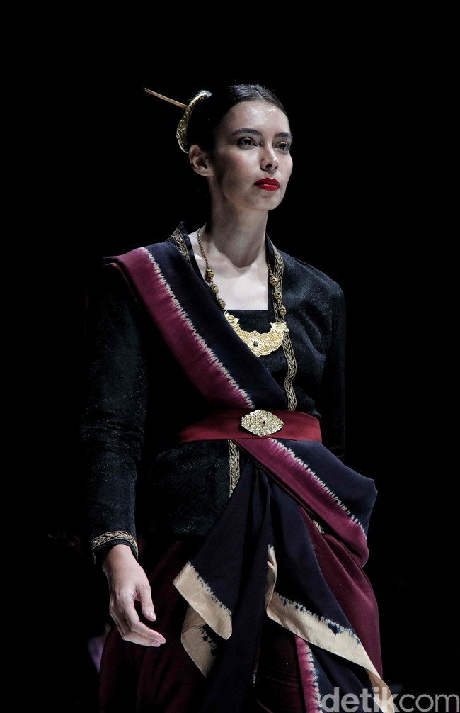 Lebih dari 30 brand dan desainer lokal memamerkan karyanya di JF3 Fashion Festival 2022 yang digelar di La Piazza, Kelapa Gading, Jakarta Utara. Para desainer dan brand lokal ini menghadirkan ragam busana menarik dengan ciri khas masing-masing. Foto: Pradita Utama/Detikcom