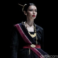 Lebih dari 30 brand dan desainer lokal memamerkan karyanya di JF3 Fashion Festival 2022 yang digelar di La Piazza, Kelapa Gading, Jakarta Utara. Para desainer dan brand lokal ini menghadirkan ragam busana menarik dengan ciri khas masing-masing. Foto: Pradita Utama/Detikcom