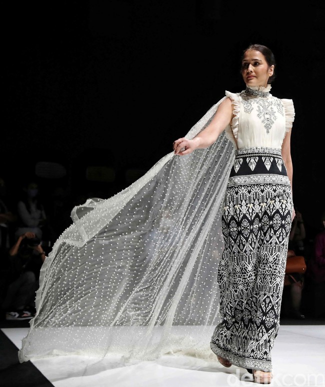 Lebih dari 30 brand dan desainer lokal memamerkan karyanya di JF3 Fashion Festival 2022 yang digelar di La Piazza, Kelapa Gading, Jakarta Utara. Para desainer dan brand lokal ini menghadirkan ragam busana menarik dengan ciri khas masing-masing. Foto: Pradita Utama/Detikcom