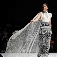 Lebih dari 30 brand dan desainer lokal memamerkan karyanya di JF3 Fashion Festival 2022 yang digelar di La Piazza, Kelapa Gading, Jakarta Utara. Para desainer dan brand lokal ini menghadirkan ragam busana menarik dengan ciri khas masing-masing. Foto: Pradita Utama/Detikcom