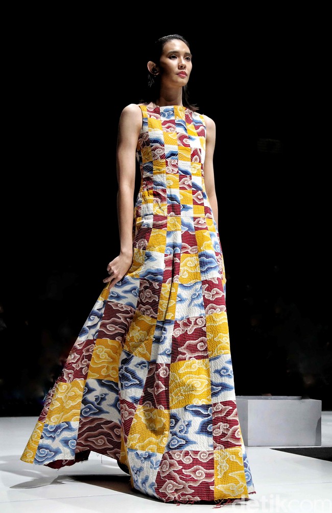 Lebih dari 30 brand dan desainer lokal memamerkan karyanya di JF3 Fashion Festival 2022 yang digelar di La Piazza, Kelapa Gading, Jakarta Utara. Para desainer dan brand lokal ini menghadirkan ragam busana menarik dengan ciri khas masing-masing. Foto: Pradita Utama/Detikcom