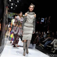 Lebih dari 30 brand dan desainer lokal memamerkan karyanya di JF3 Fashion Festival 2022 yang digelar di La Piazza, Kelapa Gading, Jakarta Utara. Para desainer dan brand lokal ini menghadirkan ragam busana menarik dengan ciri khas masing-masing. Foto: Pradita Utama/Detikcom