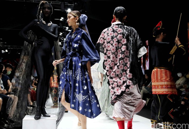 Lebih dari 30 brand dan desainer lokal memamerkan karyanya di JF3 Fashion Festival 2022 yang digelar di La Piazza, Kelapa Gading, Jakarta Utara. Para desainer dan brand lokal ini menghadirkan ragam busana menarik dengan ciri khas masing-masing. Foto: Pradita Utama/Detikcom