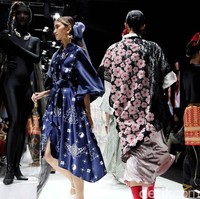 Lebih dari 30 brand dan desainer lokal memamerkan karyanya di JF3 Fashion Festival 2022 yang digelar di La Piazza, Kelapa Gading, Jakarta Utara. Para desainer dan brand lokal ini menghadirkan ragam busana menarik dengan ciri khas masing-masing. Foto: Pradita Utama/Detikcom