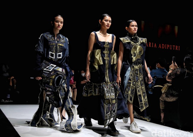 Lebih dari 30 brand dan desainer lokal memamerkan karyanya di JF3 Fashion Festival 2022 yang digelar di La Piazza, Kelapa Gading, Jakarta Utara. Para desainer dan brand lokal ini menghadirkan ragam busana menarik dengan ciri khas masing-masing. Foto: Pradita Utama/Detikcom