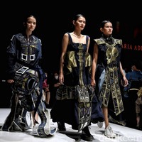 Lebih dari 30 brand dan desainer lokal memamerkan karyanya di JF3 Fashion Festival 2022 yang digelar di La Piazza, Kelapa Gading, Jakarta Utara. Para desainer dan brand lokal ini menghadirkan ragam busana menarik dengan ciri khas masing-masing. Foto: Pradita Utama/Detikcom