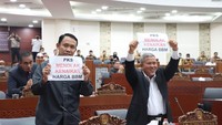 Ketua Fraksi PKS Jumadi dan anggota Hariyanto kompak menunjukkan kertas yang bertuliskan penolakan atas kenaikan harga BBM bersubsidi. Fraksi PKS secara khusus menyampaikan interupsi untuk menyuarakan penolakan kenaikan harga BBM.(Foto: Istimewa) Ketua Fraksi PKS Jumadi dan anggota Hariyanto kompak menunjukkan kertas yang bertuliskan penolakan atas kenaikan harga BBM bersubsidi. Fraksi PKS secara khusus menyampaikan interupsi untuk menyuarakan penolakan kenaikan harga BBM.(Foto: Istimewa)