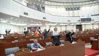 Fraksi PKS DPRD Sumut menyampaikan interupsi saat sidang paripurna, hari ini. Anggota DPRD dari Fraksi PKS menunjukkan kertas yang bertuliskan penolakan tentang kenaikan BBM.(Foto: Istimewa) Fraksi PKS DPRD Sumut menyampaikan interupsi saat sidang paripurna, hari ini. Anggota DPRD dari Fraksi PKS menunjukkan kertas yang bertuliskan penolakan tentang kenaikan BBM.(Foto: Istimewa)