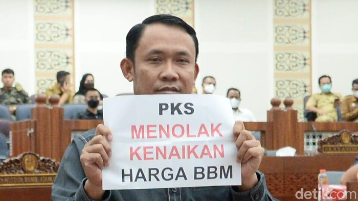 Fraksi PKS DPRD Sumut tolak kenaikan harga BBM Anggota DPRD Sumut Fraksi PKS Hariyanto menunjukkan kertas berisikan penolakan atas kenaikan harga BBM. Fraksi PKS dalam kesempatan itu juga meminta harga BBM bersubsidi dikembalikan seperti semula (Foto: Istimewa)